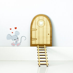 Puerta mágica y vinilo del ratoncito Pérez para pintar y personalizar con escalera de madera.
